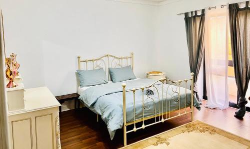 纳克萨Room 1 Salina Seaview Retreat的一间卧室配有一张带蓝色枕头的床