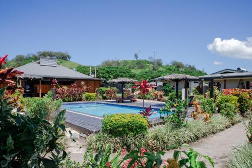 SigatokaSeatiki Resort Fiji On Coast的一个带游泳池和房子的度假胜地