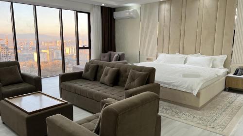 杜尚别Hotel Panorama的一间卧室配有一张床、一张沙发和椅子