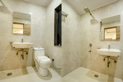 新德里Hotel IVY Near IGI Delhi Airport的一间带卫生间和两个盥洗盆的浴室