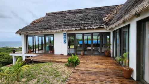 伊尼扬巴内Luxury Beach Villa - Mozambique的房屋设有海景木甲板