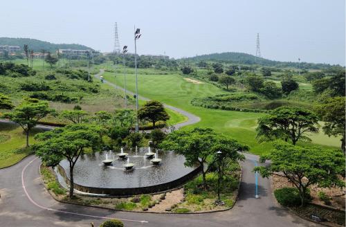济州市ArdenHill Resort & Golf的公园喷泉的空中景观