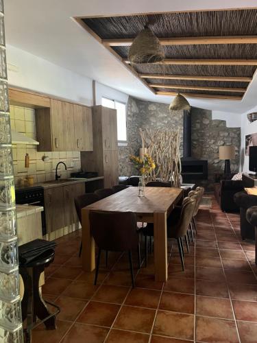 Puebla de ArenosoCasa Rural La Garcia的厨房以及带桌椅的用餐室。