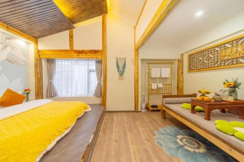 丽江格格屋客栈(丽江古城店)的一间卧室配有一张黄色的床和一张桌子