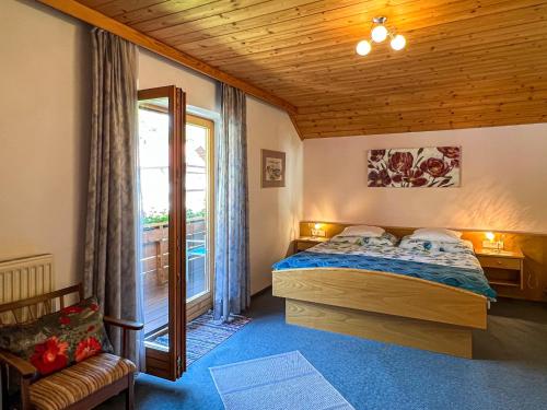 滨湖科伊查赫Ferienwohnungen am See Haus Spitzer的一间卧室设有一张床和一个窗口
