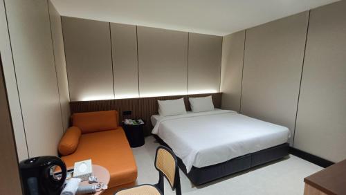 雪邦Urban Inn, Salak Tinggi的小房间设有一张床和一张桌子