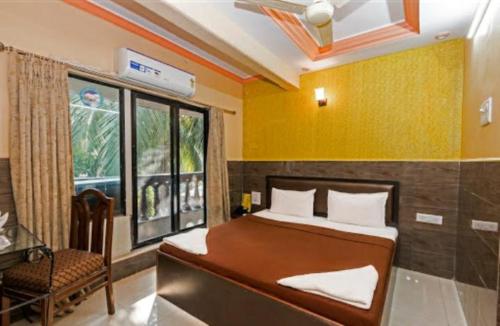 孟买Hotel classic residency的卧室配有床、椅子和窗户。