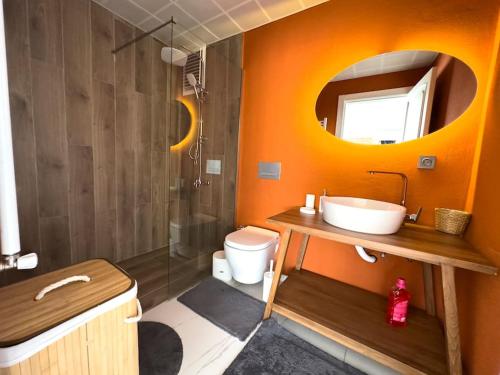 安卡拉113 - Cozy,City View,Lux,Relax的一间带水槽、卫生间和镜子的浴室