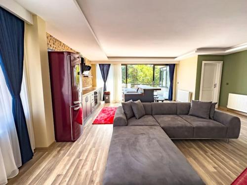 安卡拉113 - Cozy,City View,Lux,Relax的带沙发和冰箱的客厅