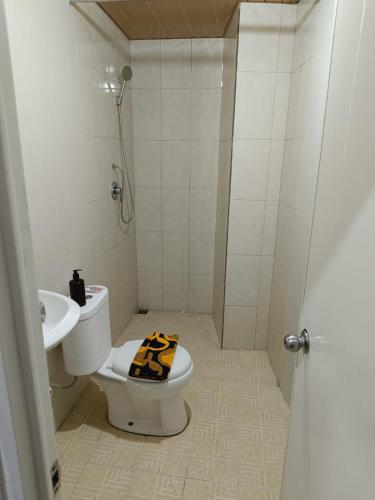 DemanganJogja Amor Hotel的带淋浴、卫生间和盥洗盆的浴室