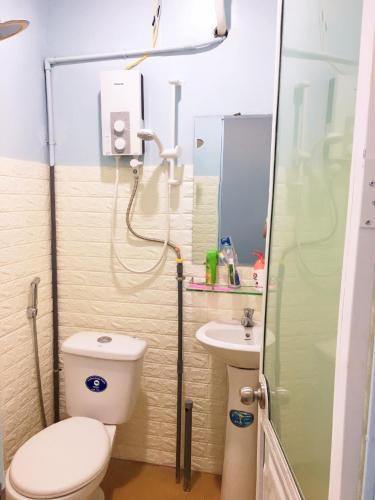 芽庄Motel&homestay Rồng Vàng的一间带卫生间和水槽的浴室
