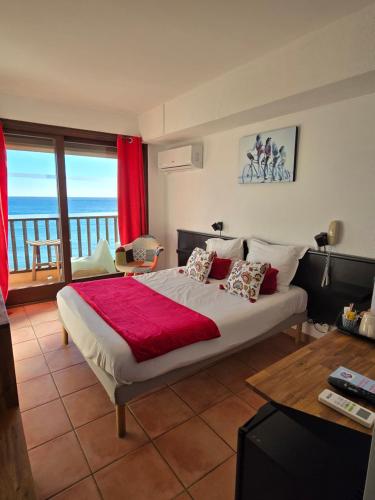 滨海圣西尔尚特普拉奇酒店的一间卧室设有一张床,享有海景