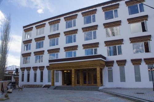 列城Hotel Dekiling by Ladakh lodge Group的白色的建筑,金色的镶边