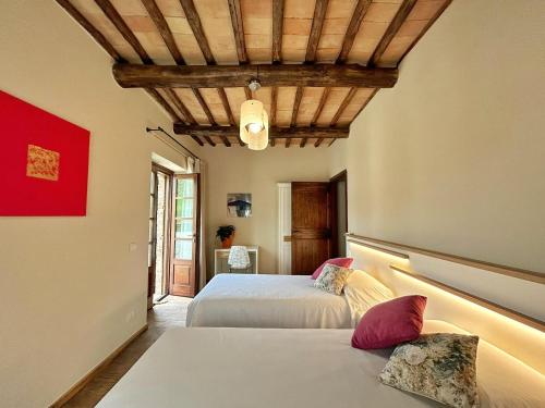 奥维多CasalPiano的一间卧室设有两张床和木制天花板
