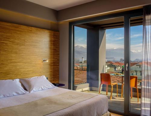 约阿尼纳Essence Hotel的一间卧室设有一张床和一个大窗户