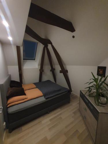 腓特烈斯塔Modern loftsleilighet的卧室配有一张床