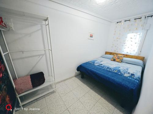ChirivellaGolden Ambient Apartment的一间小卧室,配有床和窗户