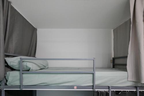 斯科普里Hostel Best Skopje的带双层床的客房中的一张双层床,冒着险