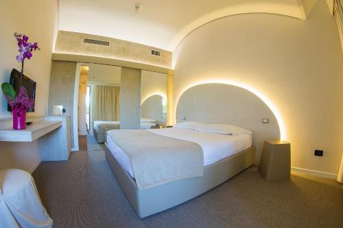 菲登扎戴鲁纳汽车旅馆的配有一张大床和镜子的酒店客房
