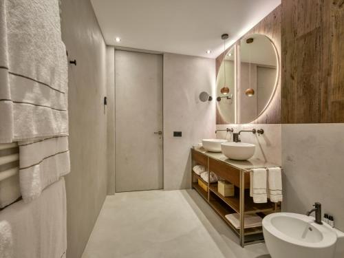 克卢索内Collina Luxury Relais的浴室设有2个水槽和镜子