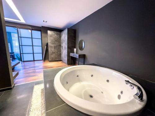 安卡拉101- Garden, Jacuzzi, Spacious, Luxury House的一间铺有地板的客房里设有一个大型白色浴缸