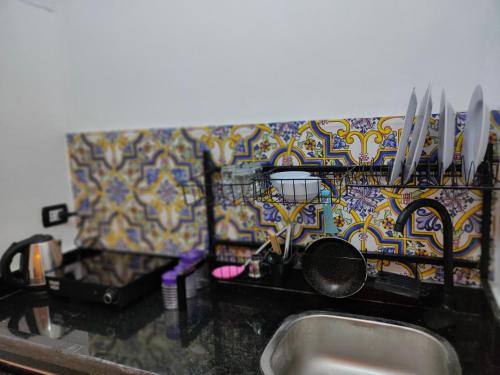达哈布Las Vegas House Dahab的厨房台面上设有水槽和刀子,墙上设有
