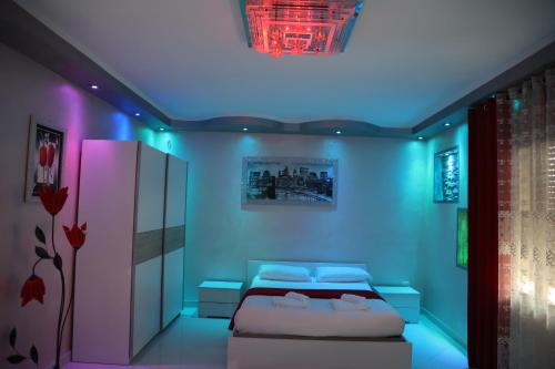 威尼斯CASA GENA的一间卧室配有一张紫色照明床