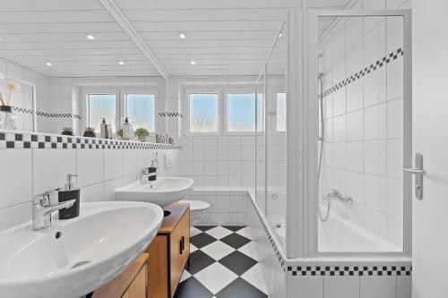 马尔贝格LUMIFLATS: Mahlberg的白色的浴室设有2个盥洗盆和淋浴。