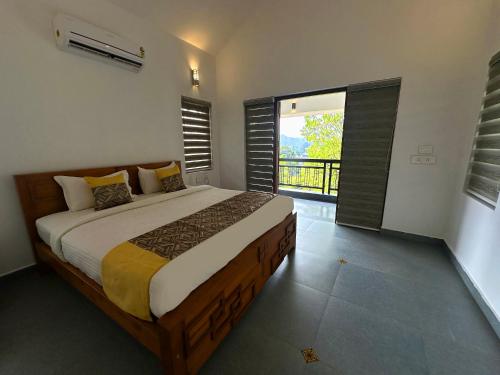 维特利Tarang Holiday Homes的一间卧室设有一张床和一个大窗户