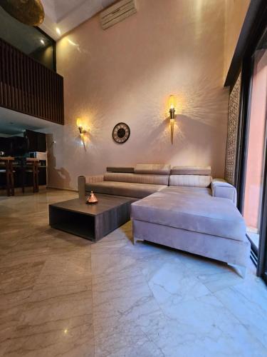 马拉喀什Charmant duplex au cœur de gueliz, quartier haut de gamme de Marrakech的带沙发和咖啡桌的客厅