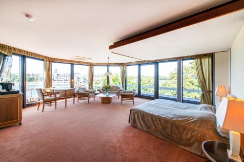 科布伦茨迪尔斯酒店的卧室配有一张床和一张桌子及椅子