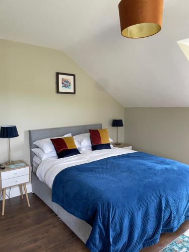 杜林Doolin Village Accomodation的一间卧室配有一张带蓝色毯子的大床