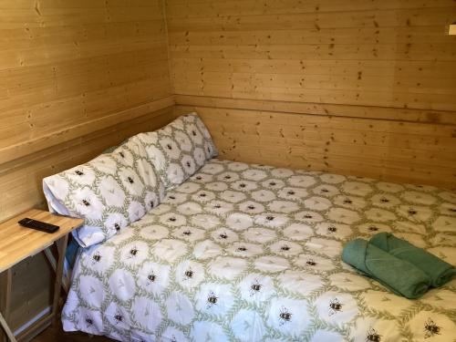 Vigo VillageVigo Retreat cabin 2的木墙客房的一张床位