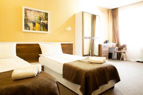 第比利斯大使酒店的酒店客房配有两张床和一张书桌
