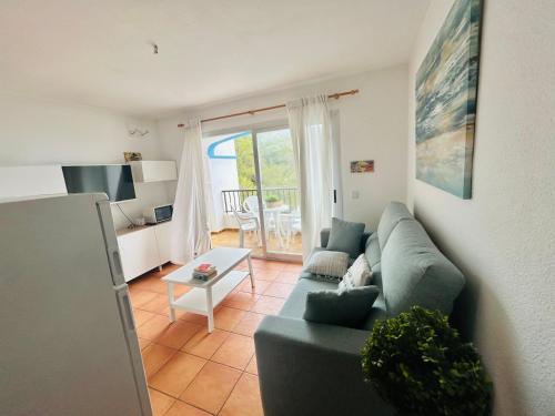 卡拉圣维森特Apartamento en Ibiza的客厅配有沙发和桌子
