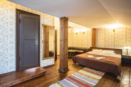 Alatskivi阿拉斯奇夫城堡公寓的一间卧室配有一张床、镜子和门