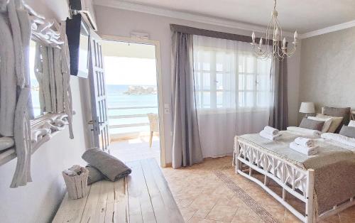 雷夫科斯卡尔帕索Le Grand Bleu Studios & Apartments的一间卧室配有一张床,享有海景