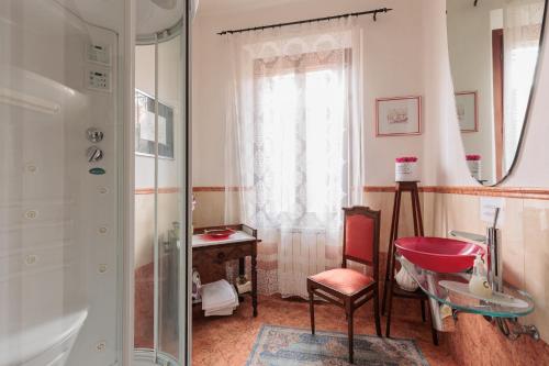 威尼斯艾尔格雷奇奢华公寓的带淋浴和红色椅子的浴室
