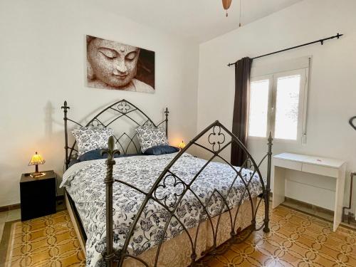 康塞普西翁新镇El Rincon del Torcal的卧室设有黑白床和窗户。