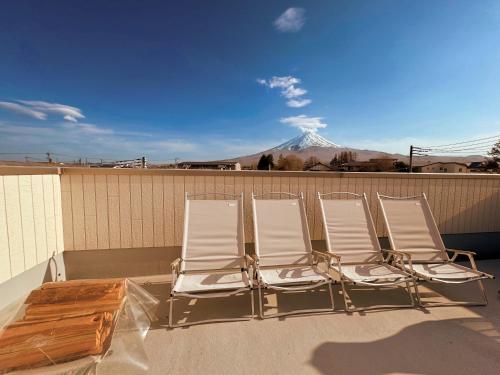 富士河口湖ヴィラ山間堂 Terrace Villa BBQ Bonfire Fuji view Annovillas的坐在屋顶上的一排椅子