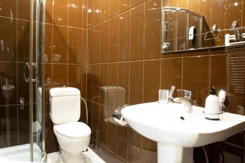 第比利斯大使酒店的浴室配有卫生间、盥洗盆和淋浴。