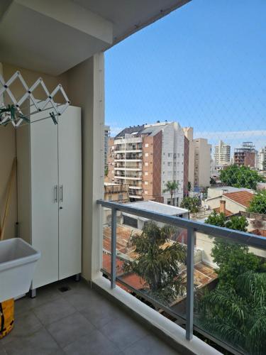 科连特斯CORRIENTES Apartamento con cochera auto的浴室设有市景阳台