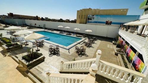Al KhārijahBadr Hotel & Resort El Kharga的大楼游泳池的顶部景色