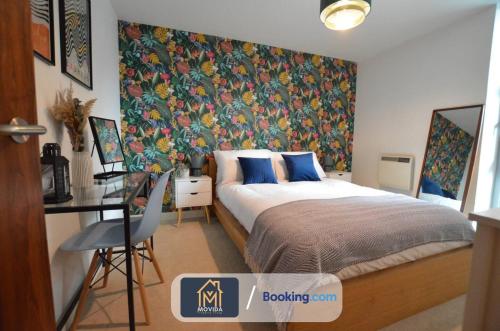 利兹LGI Stunning 1 Bedroom Apartment By Movida Property Group Short Lets & Serviced Accommodation的一间卧室配有一张带花卉壁纸的床
