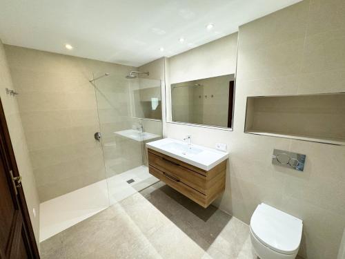 卡拉纳雅达Maricel的一间带水槽、淋浴和卫生间的浴室