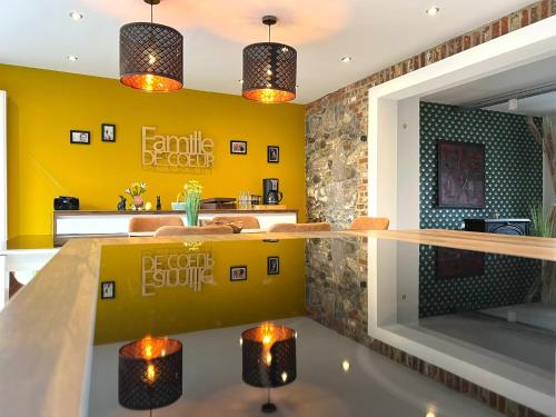 布吕热莱特L'attente détente à 200 m du parc " Pairi Daiza "的厨房拥有黄色的墙壁和灯光台面