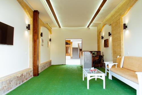 达哈布2Rest的带沙发和绿色地毯的客厅