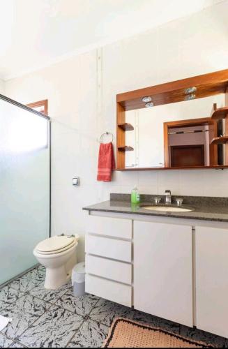 科蒂亚Casa em Cotia的一间带卫生间和水槽的浴室