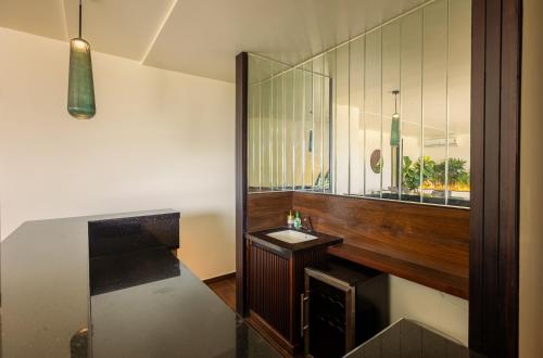 班加罗尔Oak 5的一间带水槽和镜子的浴室