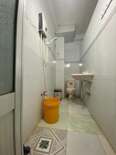 Bạc LiêuMotel Nhật Quang(HẢO BÙI)的一间带卫生间和水槽的小浴室